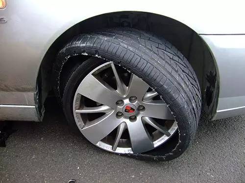 爆胎保險公司賠嗎(爆胎后保險公司如何救援的)-添財網